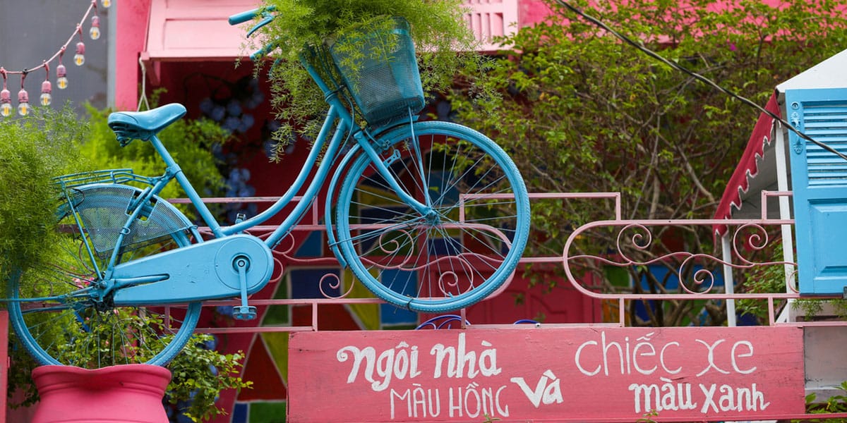 Quán cafe ngôi nhà màu hồng và chiếc xe màu xanh 16 Quán cafe ngôi nhà màu hồng và chiếc xe màu xanh 15