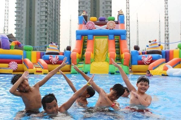 Nhảy tại chỗ - Top 10 trò chơi dưới nước cho bé rất vui nhộn